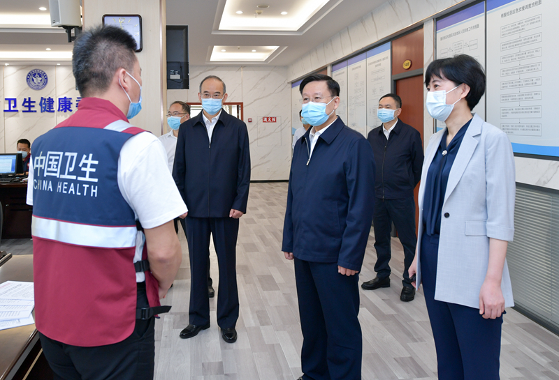 王晓晖调研疫情防控工作并主持召开专题会议强调坚持总策略和总方针不动摇从严从实抓好常态化疫情防控各项措施黄强一同调研并出席会议「相关图片」