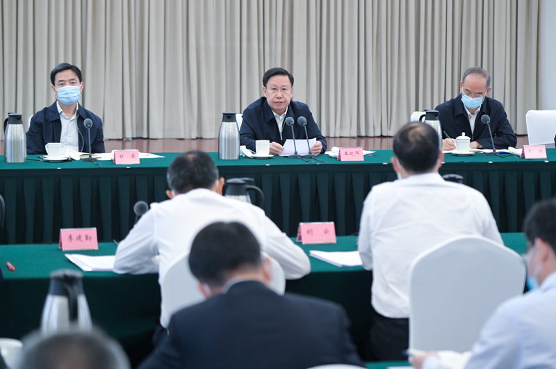 王晓晖调研疫情防控工作并主持召开专题会议强调坚持总策略和总方针不动摇从严从实抓好常态化疫情防控各项措施黄强一同调研并出席会议「相关图片」